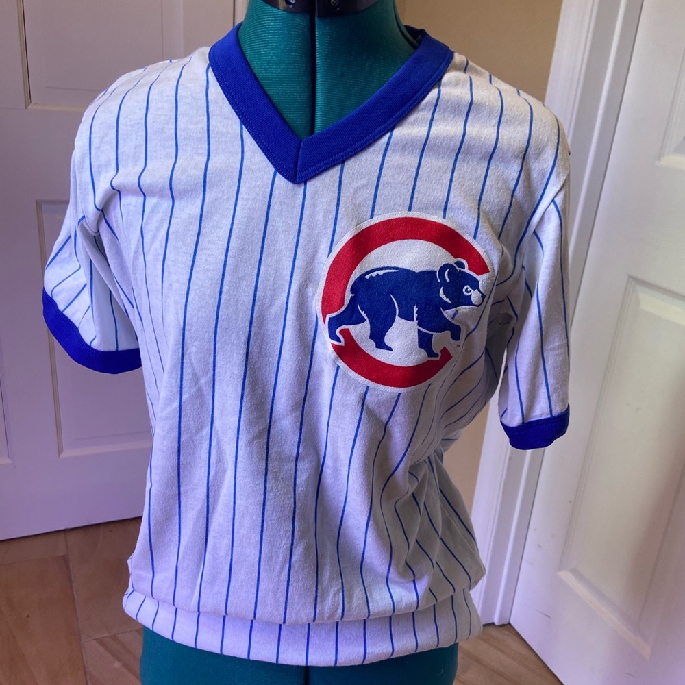 Cubs Mystic Medium Women’s V-neck shirt.